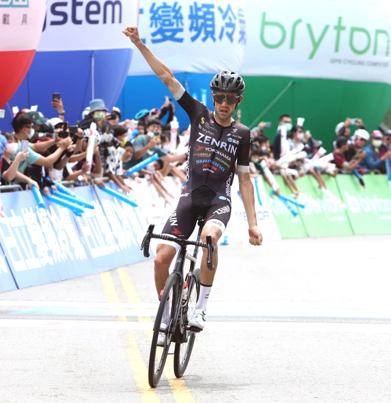 日本右京車隊班傑明石門水庫突圍,角板山單飛進站。Tour de Taiwan 國際自由車環台賽提供