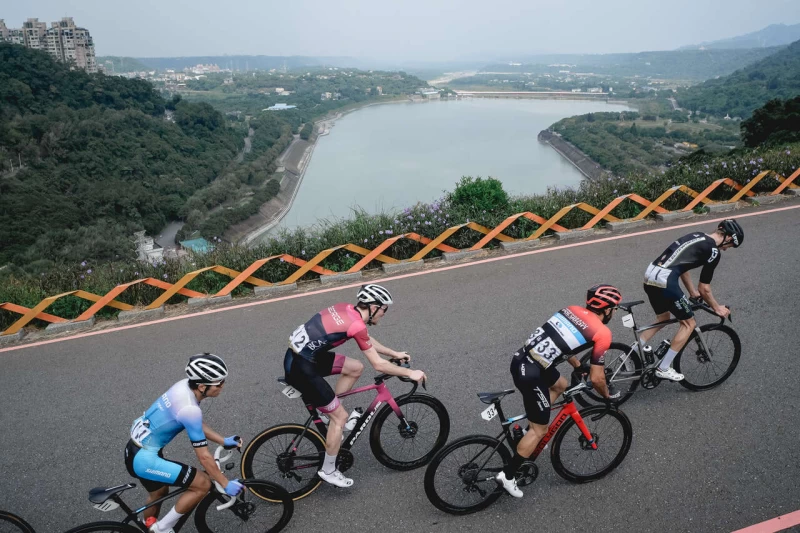 桃園市石門水庫壩頂的突圍,馮俊凱採保守策略不參與突圍。Tour de Taiwan 國際自由車環台賽