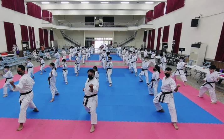 教練團及全體黑帶高手以半月型演武紀念已故花蓮空手道之父宋朝欽總教練。花蓮空手道提供