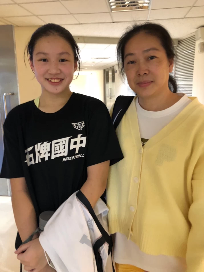 職籃T1台中太陽總經理汪蔚傑175公分愛女汪真依與媽媽教練高敏淇母女連心。官方提供