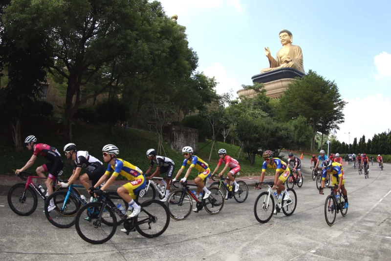 高雄市站賽段繞行佛陀紀念館,在佛光山大佛加持下,參賽選手全力爭取佳績。Tour de Taiwan 國際自由車環台賽提供