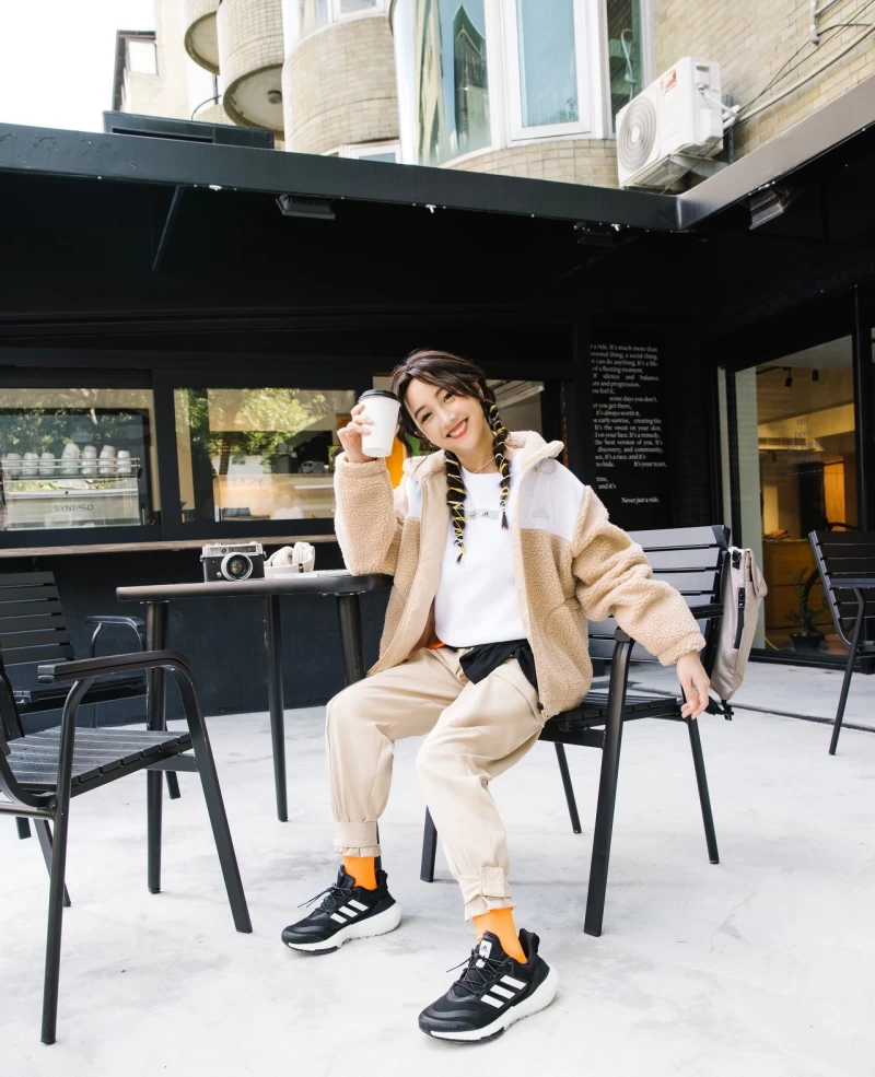 adidas推出全新City Explorer秋冬服飾系列為喜愛在城市探索的年輕人打造百變穿搭,除了有秋冬最保暖實穿的燈芯絨羊羔絨外套再推出帶有反光貼條與拼接面料的機能休閒單品。官方提供