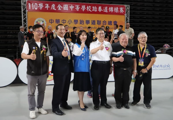 楊文科縣長(右三)帶領縣政府職員、議員和在地贊助商,全力辦好這次比賽。大會提供