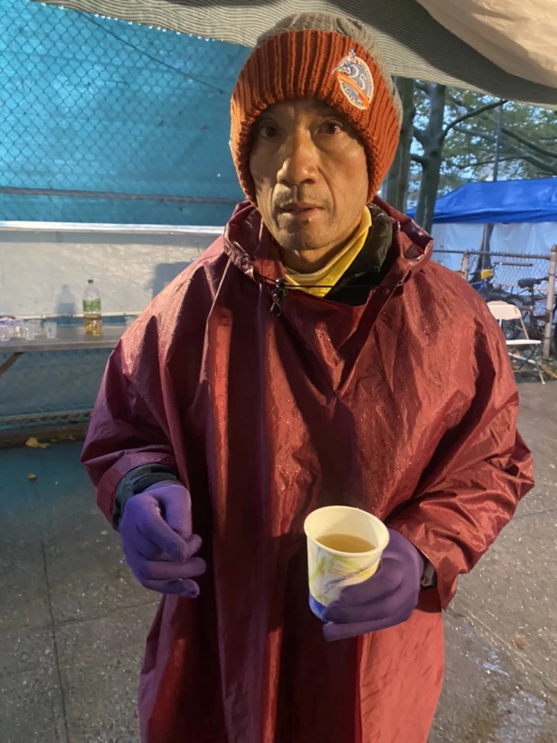 紐約下雨出現10度低溫,羅維銘從頭到腳都做好保暖。官方提供