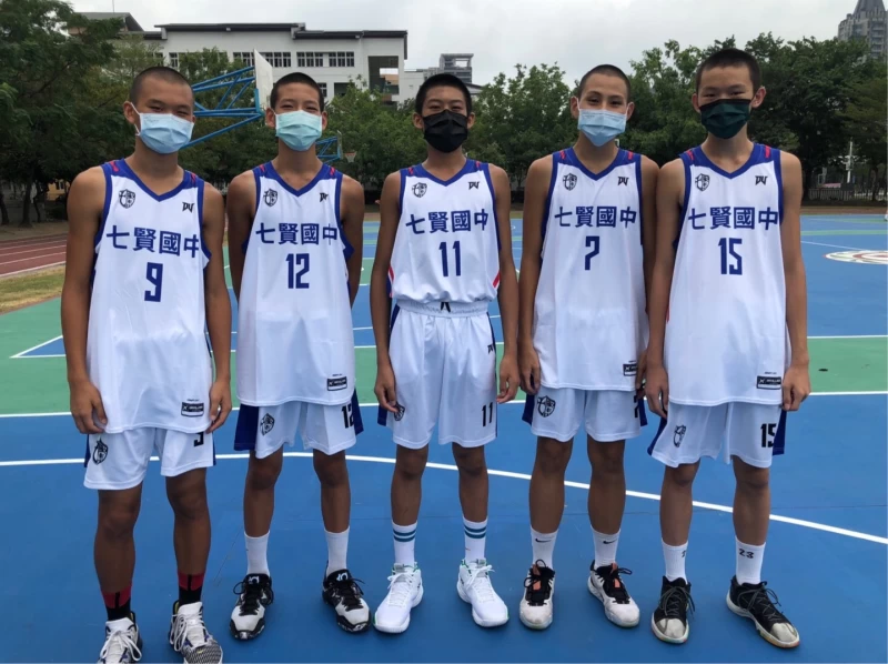 七賢6根竹竿的5根趙宇謙(左起)185公分、林秉毅186、 葉宸瑄185、林祐丞188、黃灝元189。大會提供
