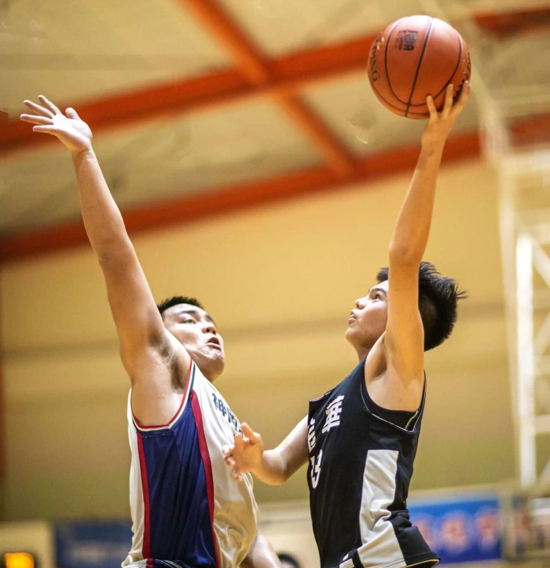 台中神岡國三中鋒小史魯齊唐張聖封阻對手切入上籃。大會提供
