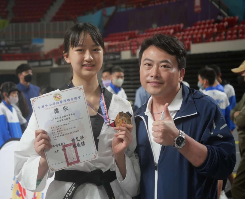 陳柔嘉(左)完成二連霸,課業也相當優秀。大會提供