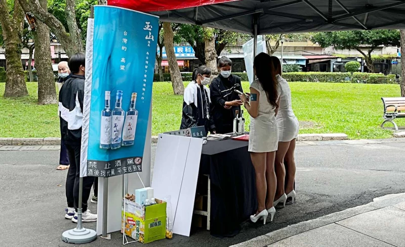 台酒特別在球場外設置了品酒區提供球迷朋友試飲。（記者顏如玉攝）