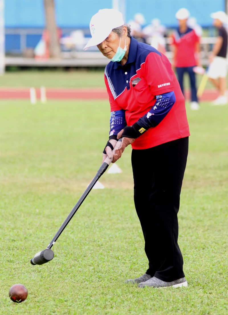 高市最年長90歲木球選手楊格今天下場出賽,享受木球運動樂趣。高雄市政府運動發展局 提供