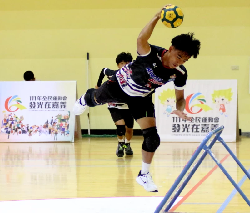 高雄市巧固球代表隊首場即遭遇實力堅強新北市隊,仍全力以赴。 高雄市政府運動發展局 提供