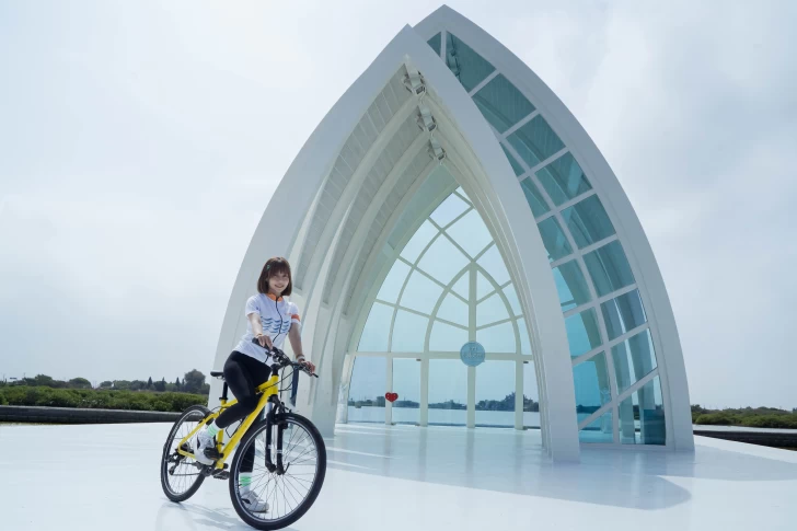 2022極點慢旅 嘉義雙教堂浪漫騎旅 活動大使啦啦隊女神梔梔與台南水晶教堂浪漫合影。官方提供