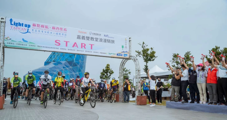 2022極點慢旅 嘉義雙教堂浪漫騎旅 活動大使啦啦隊女神梔梔與車友共同出發。官方提供