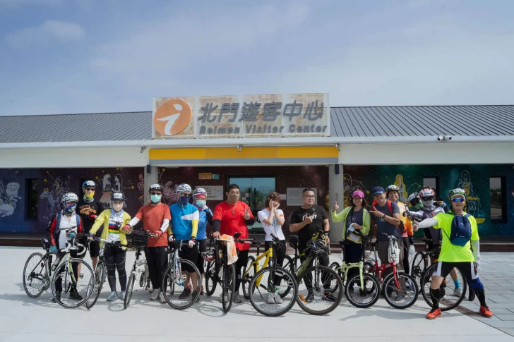 2022極點慢旅 嘉義雙教堂浪漫騎旅 活動大使啦啦隊女神梔梔與車友在北門遊客中心開心合影。官方提供
