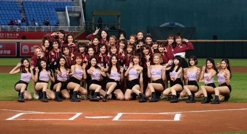 桃園雲豹啦啦隊電豹女與樂天女孩合影。官方提供