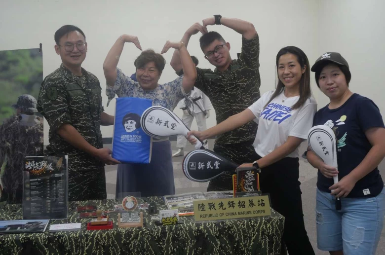 比賽場邊還有海軍陸戰隊的招募和可愛的商品販售。大會提供