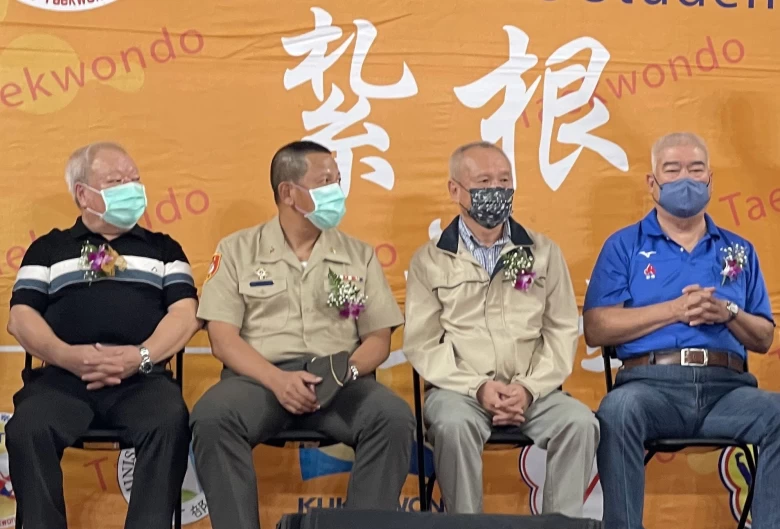 前海軍陸戰隊司令季麟連上將(右一)、中華民國海軍陸戰隊退伍協會 徐尚文理事長(右二)、海軍陸戰隊66旅旅長戴建有將軍(左二)、高志股份有限公司 朱國一董事長(左一)參與開幕典禮。大會提供
