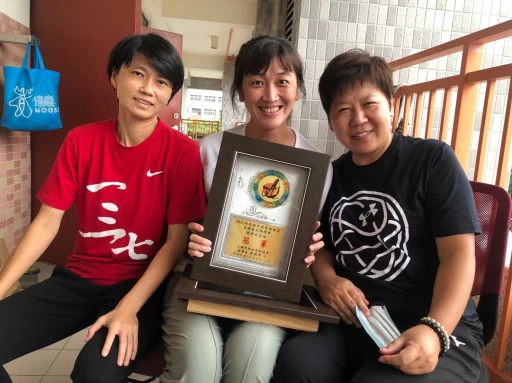本屆姥姥盃獎盃一改傳統特有保存價值創意來自七賢教練團唐敏華(右起)李佳樺、鄭曉嵐。大會提供
