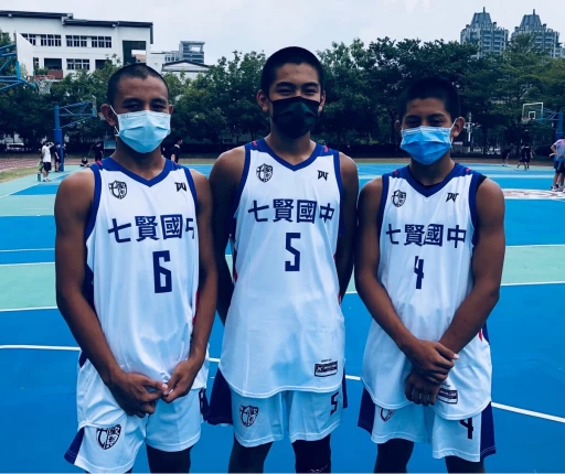 林勝尉(右)與168的謝皓威(左)郭承信(中)小三聯線是七賢後場最安定力量。大會提供