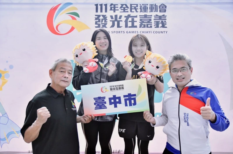 台中運動局李昱叡局長(右)出席為選手頒獎。(台中運動局提供)
