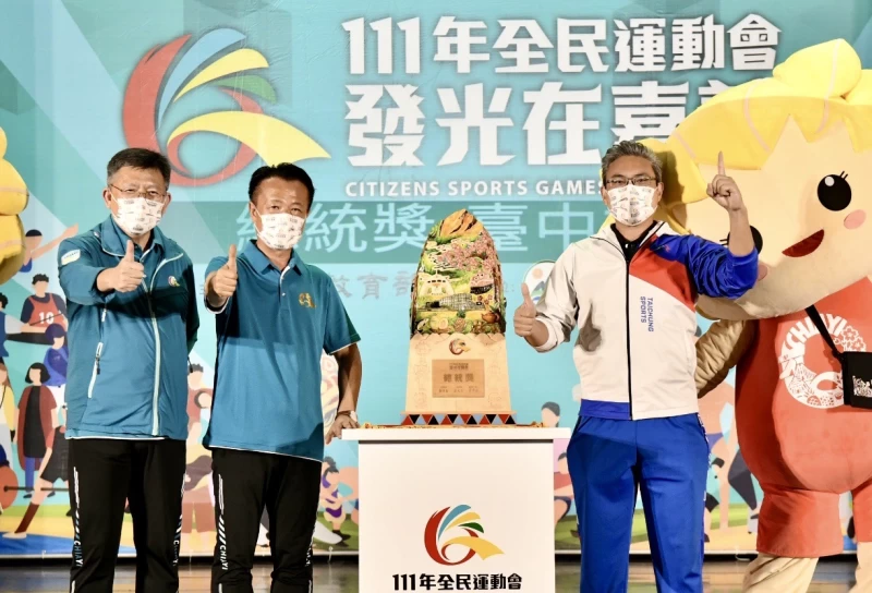 臺中市榮獲全民運全國第一總統獎,由運動局長李昱叡(右)代表市長盧秀燕受獎。(台中運動局提供)