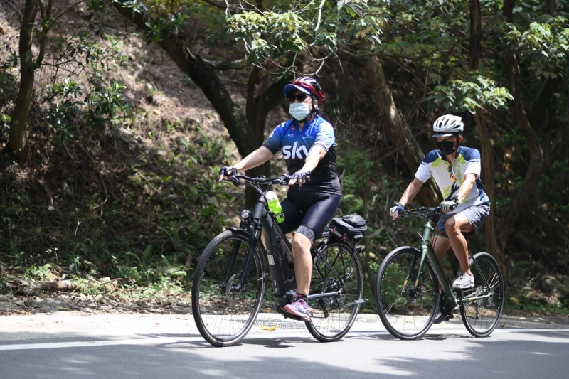 驊采整合行銷司老闆騎乘電輔車。官方提供