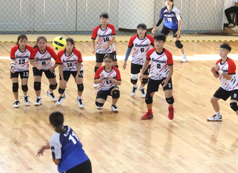 全民運 躲避球女子組高雄市隊(紅白色衣)惜敗新北市屈居亞軍。 高雄市政府運動發展局提供