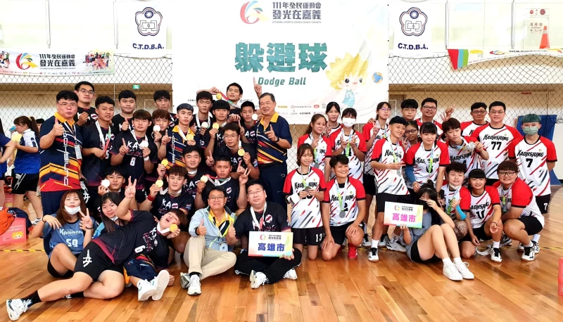 躲避球男、女子組今年成績亮眼,男子組最終強壓彰化縣,直落三獲得冠軍,女子組則惜敗新北市屈居亞軍。高雄市運發局提供