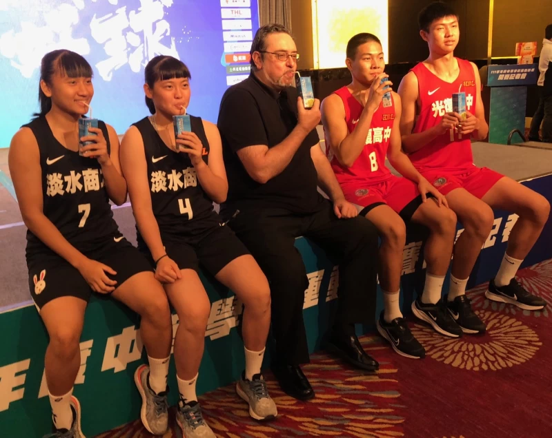 淡商李恩芯(左)、郭雅玉(左二)、光復王威翔(右二)、鄭名斈(右)參加HBL記者會。官方提供