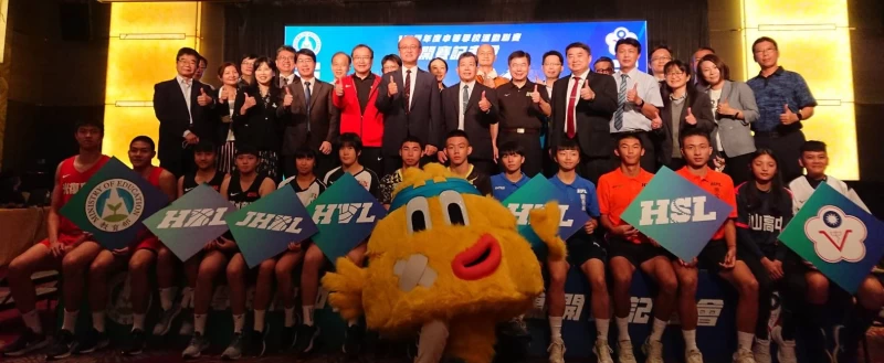 教育部常次兼體育署代理署長林騰蛟為111學年度參賽學校代表勉勵與合影。官方提供