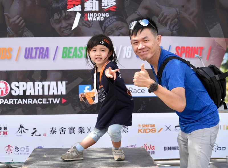 年僅4歲的拉拉左克服恐懼完賽。大會提供