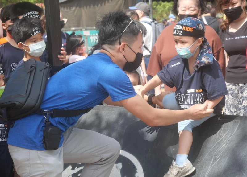 4歲拉拉在大家加油下成功完賽。大會提供