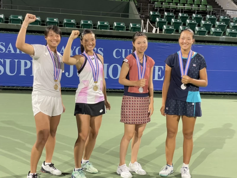 大阪A級賽女雙冠亞軍，左起李羽芸、齋藤、木下、石井四人感情融洽，賽前還曾一起去吃飯。蔡怡甄 提供