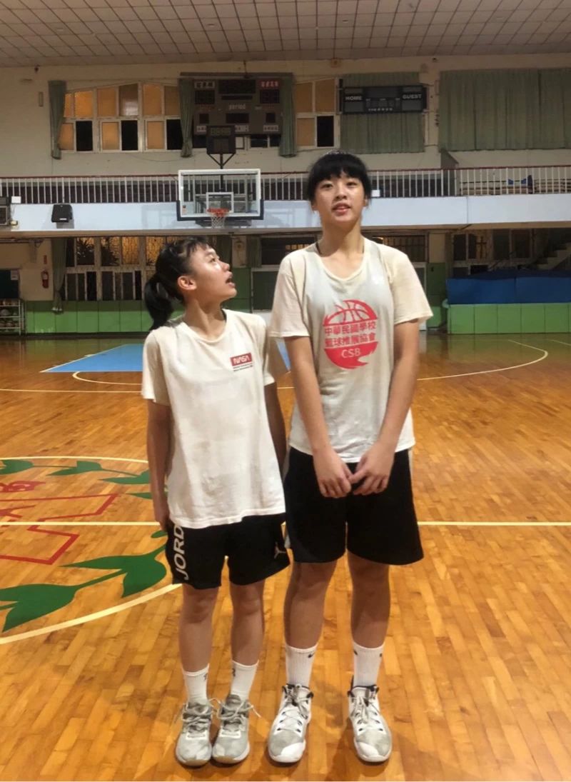 古寶瑩抬頭仰望我155耶妳怎麼那麼高薛青霞冷回我180 耶。官方提供