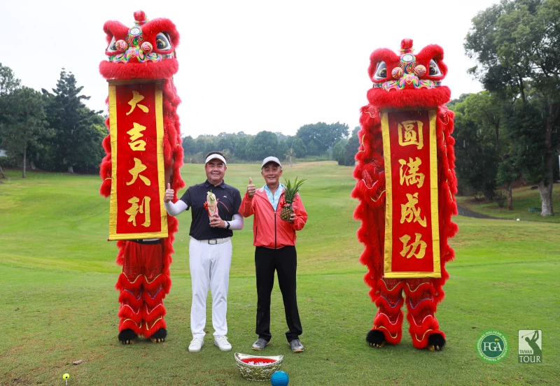 環台水泥製品公司董事長李世斌(左)及慶璉集團總裁王光彬接下舞龍舞獅好彩頭為環台公開賽拉開序幕。TPGA提供/林聖凱攝