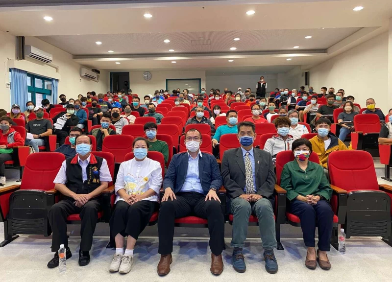 中華民國體育運動總會主動規劃辦理運動教練暨裁判增能進修研習會,體總副祕書長陳威任(中)與花蓮縣長徐榛蔚(左2)親自與會。體總提供