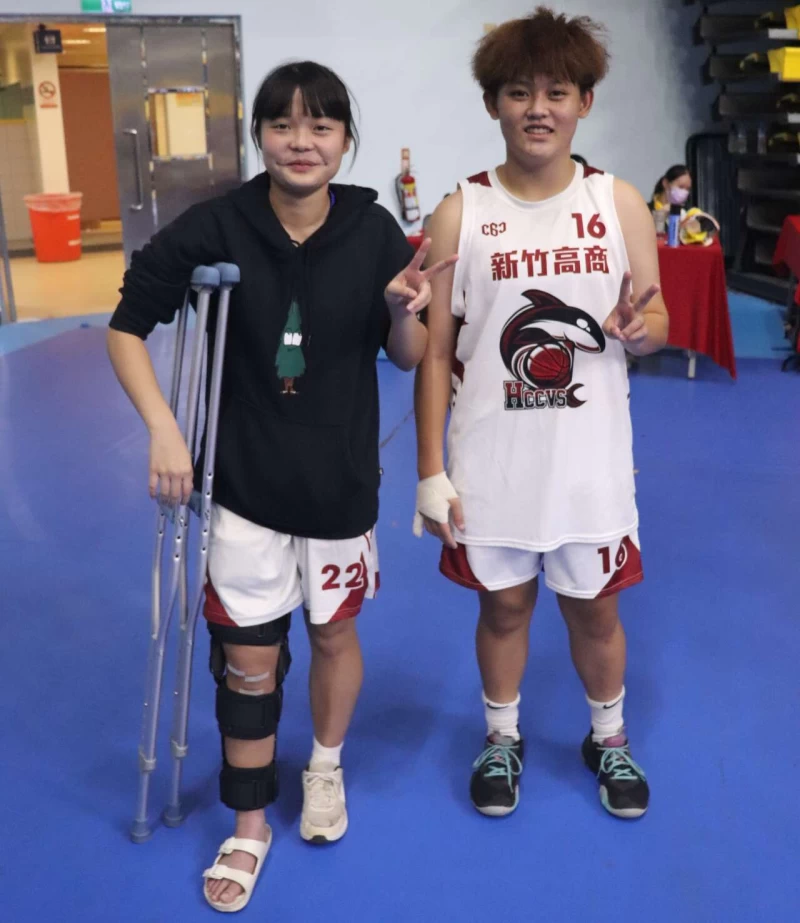 竹商傷兵高二後衛洪欣妤左傷腳高一菜鳥郭柔暄傷手合扮精神領袖。大會提供
