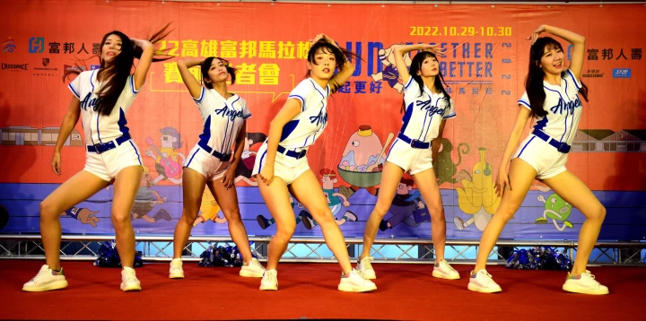 富邦啦啦隊Fubon Angels超辣開場表演。高雄市運發局提供