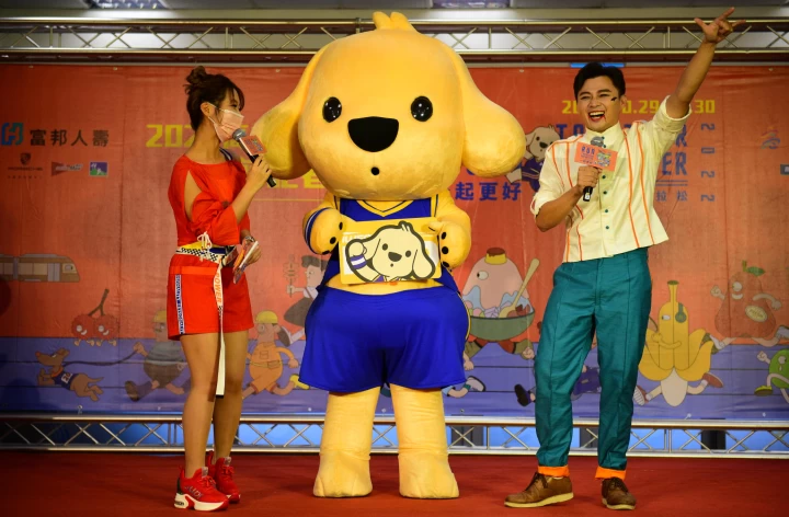 港都電台DJ凱莉世(左)與運發局吉祥物「艾溫東」、祖逸哥哥登場,鼓勵民眾多搭乘大眾運輸,送限量發行「愛溫冬一卡通」。高雄市運發局提供