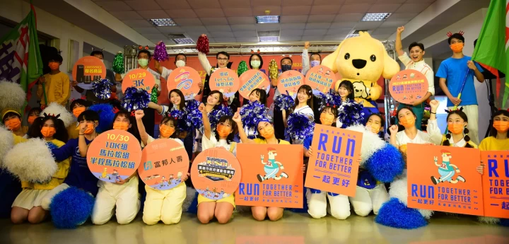 高雄市運發局長侯尊堯邀請與會貴賓與富邦啦啦隊Fubon Angels共同,宣告馬拉松低碳抽獎活動正式啟動。高雄市運發局提供