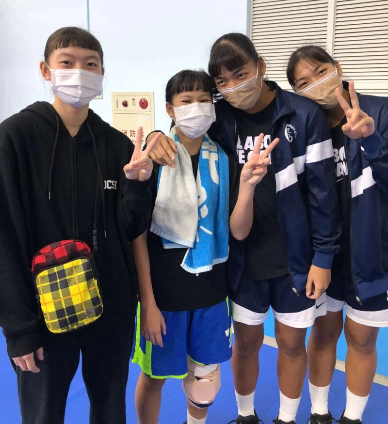 林靖芸(左起)、潘徐媺翾vs.謝家雙胞胎員山四小福資格賽再戰前先禮後兵 。大會提供