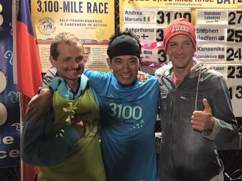 第26屆3100英里賽前三名選手合影留念(左起)芬蘭選手Ashprihanal Aalto羅維銘義大利選手。官方提供