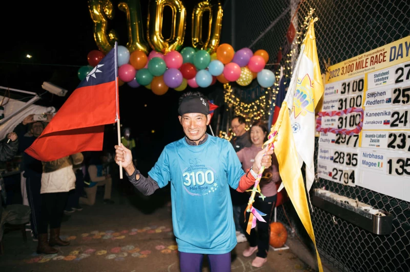 超馬老爹羅維銘衝過終點連續兩年成功挑戰3100英里超馬賽。Sri Chinmoy U提供