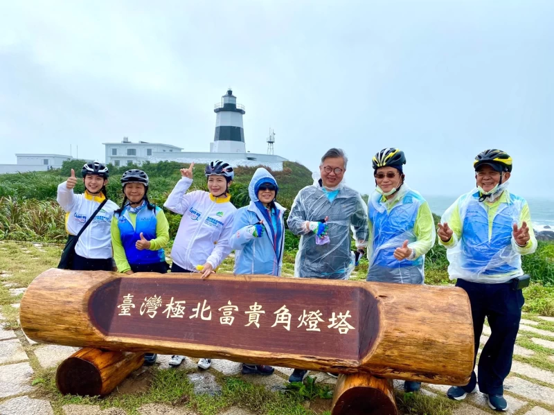 交通部觀光局副局長周廷彰(右3)與車手在極北點合照。北觀處提供