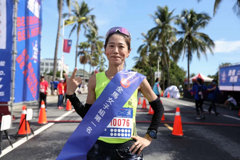 全馬女子組冠軍劉素雅以3小時27分44秒88完成冠軍二連霸。蔡宗憲攝
