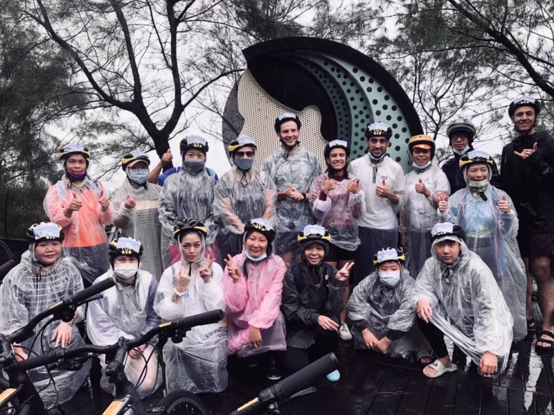 國內外車友不畏風雨在上海岸合照。北觀處提供