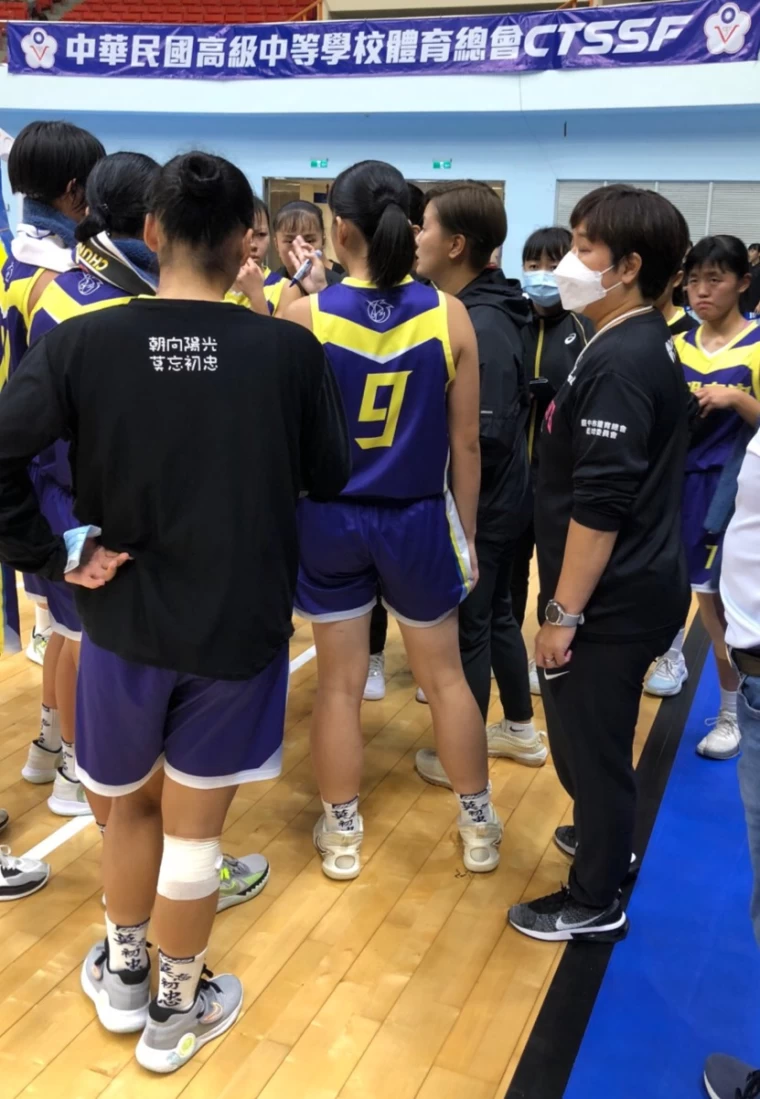 忠明教練柳內惠茹面授機宜。官方提供