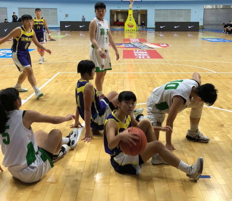 忠明、高苑爭地板球人仰馬翻。官方提供