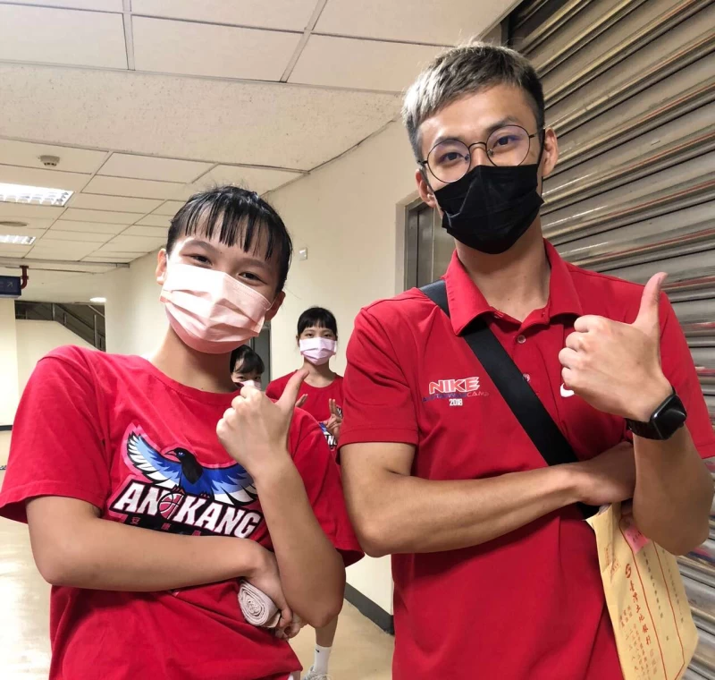 掌安康兵符第2年的教練陳俊瑋與第一戰將蘇穎聯手開胡。大會提供