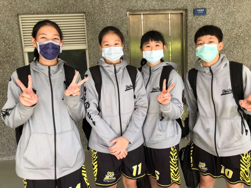 石牌禁區4將合飆59分含施懿真(左起)汪真依、洪瑀伶、林忻慧。大會提供