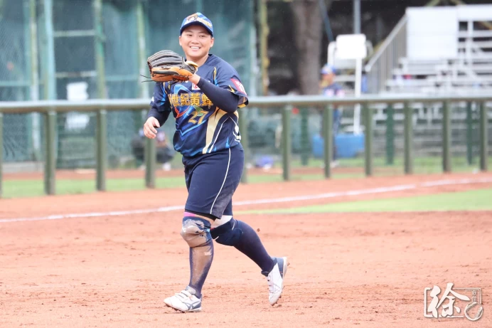 蘇奕璇在黃蜂表現亮眼。(企業女子壘球聯賽粉專)